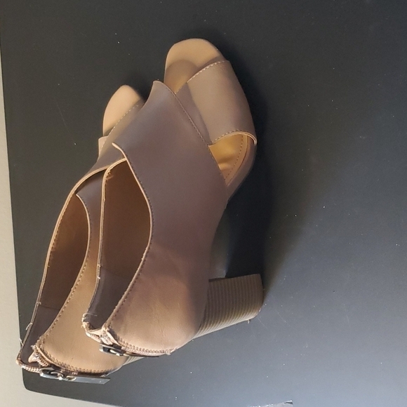 Nude Leather Crisscross Sandals Size 8 - Picture 5 of 10